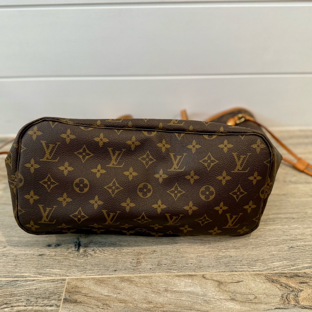 Louis Vuitton Neverfull MM in Monogram - Picture 3 of 9
